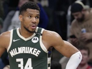 NBA Mock Trade: Rockets Acquire Giannis Antetokounmpo In Three-Team Deal – Sports Illustrated
