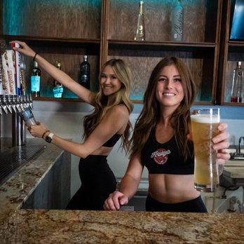 Houston’s first women’s sports bar Side Peace draws big crowds – ABC7 Los Angeles