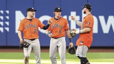 Houston Astros Breakout Star Outfielder Leaves Game with Calf Injury – Sports Illustrated