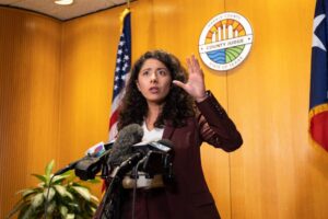 Former Houston Mayor Annise Parker plans to run for Lina Hidalgo’s Harris County judge seat – Houston Chronicle