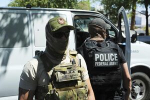 Video shows suspected ICE operation unfold outside southeast Houston business – KHOU