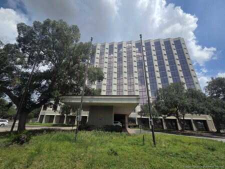Old Hilton hotel in southwest Houston to turn into high-rise apartments – KHOU