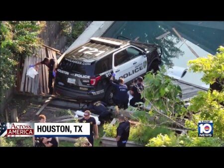 Houston police SUV crashes through fence, dangles in family’s pool in The Heights – Click2Houston