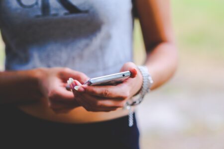 Houston ISD announces student cell phone policy to comply with new state law – Houston Public Media