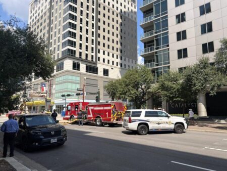 6 people injured after apparent high-rise explosion in downtown Houston – Houston Chronicle